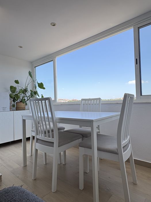 Conjunto mesa e 4 cadeiras