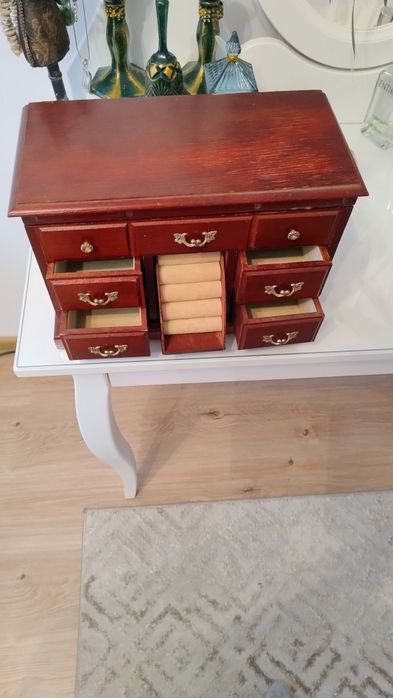 Drewniana szkatułka na biżuterię z lustrem