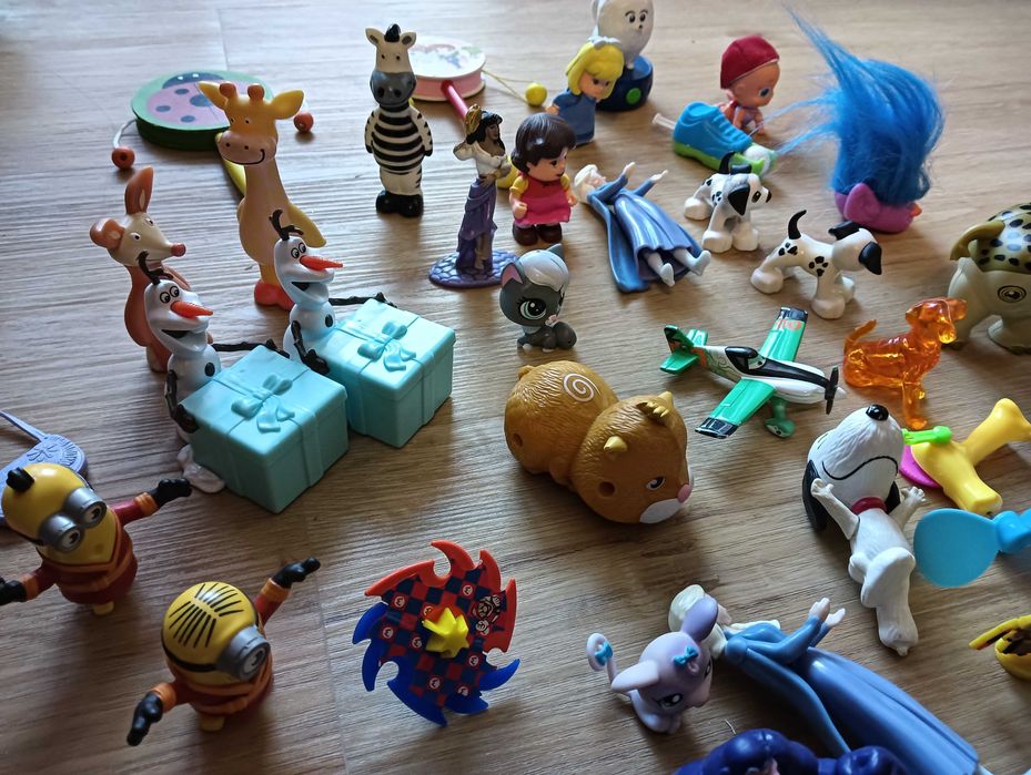 Vários brinquedos miniatura