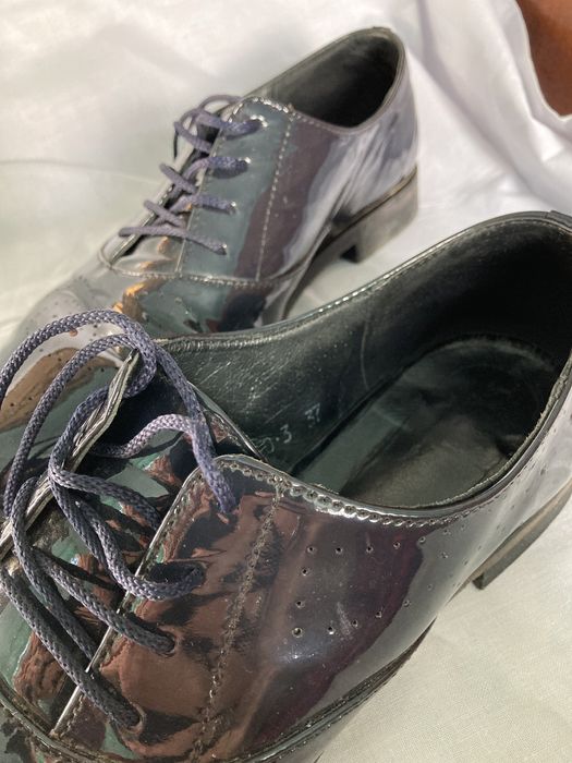 Лакові туфлі.