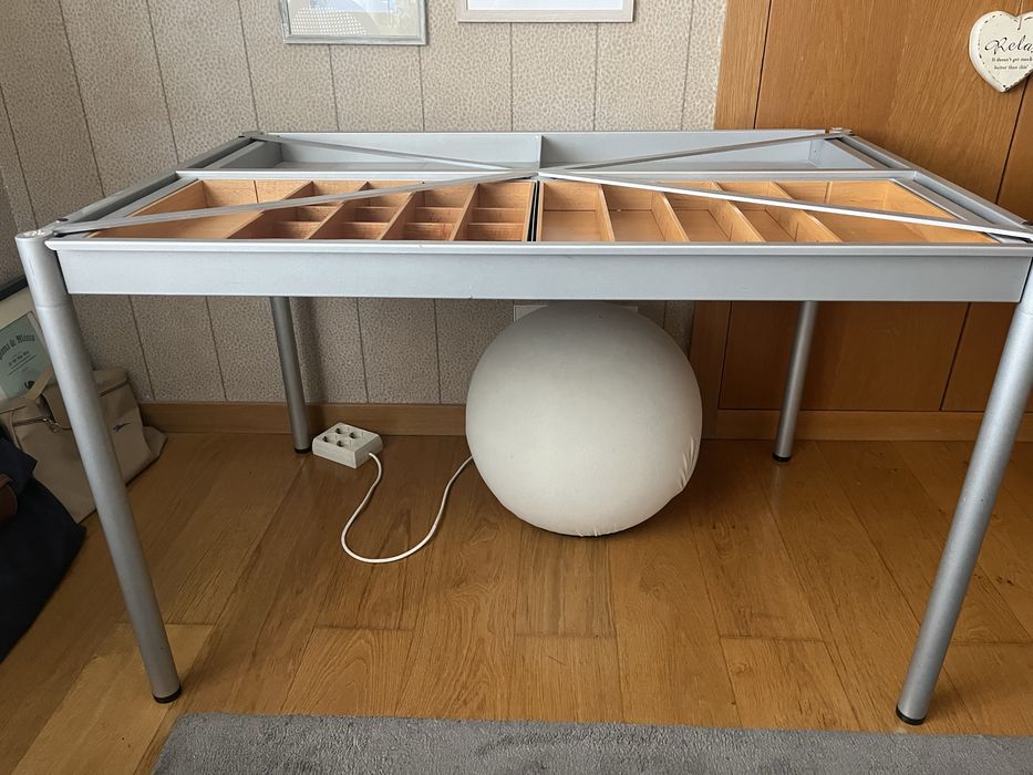 Secretária de design com arrumação