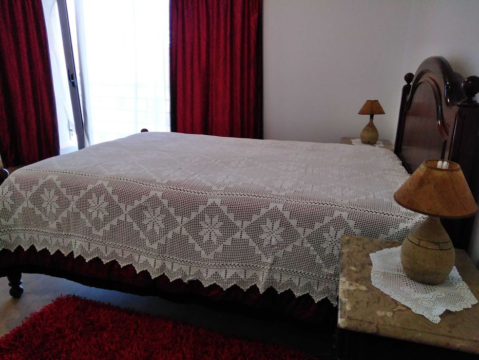 Colcha em renda. Nova.