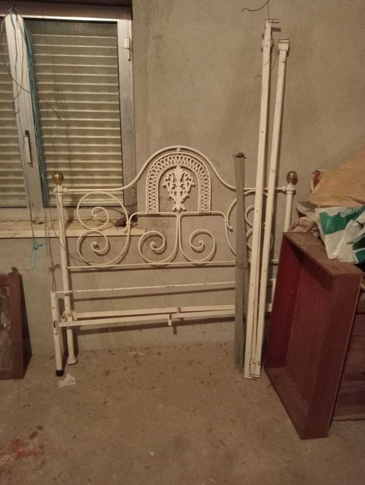 Cama de madeira com estrado e colchão