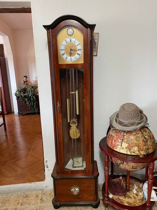 Relógio de pé antigo
