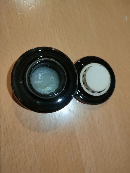 Conjunto de frascos de perfume vintage.