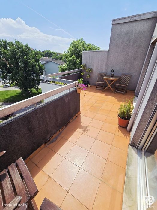 Apartamento T2 com terraço em Santa Marinha ( Vila Nova de Gaia )
