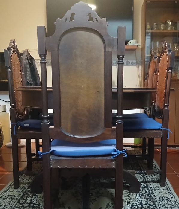 Mesa de sala de mogno com cadeiras