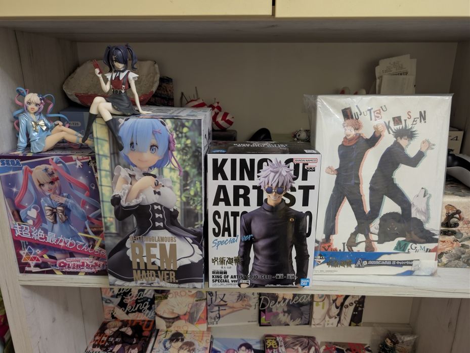 Oригiнальна японська манга (яой та хентай) та різні фігурки