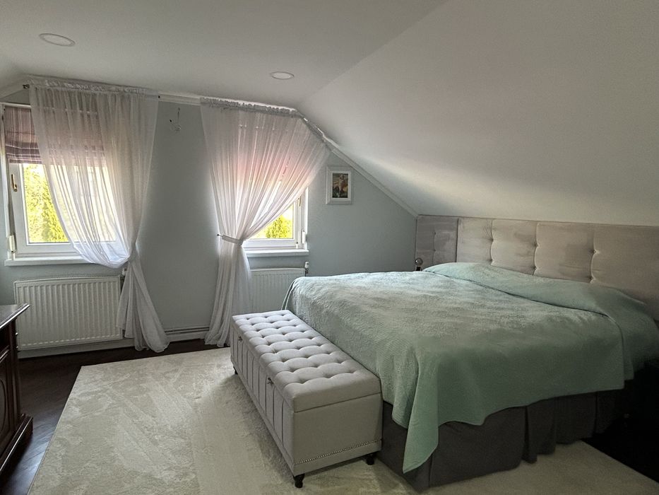 Продається будинок в дуже гарній локаціі ,з велик та гарним  на  місті