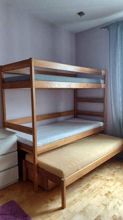 Trzypiętrowy łóżko z pojemnikami na pościel i materacami z wymienialnymi pokrowcami