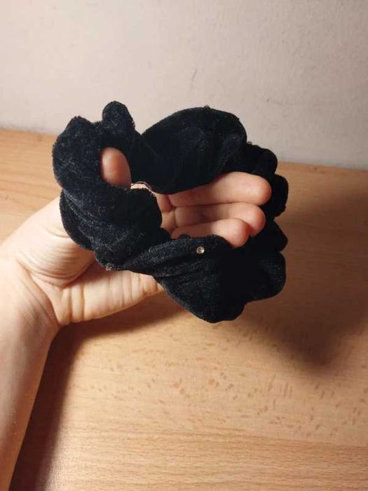 Elástico preto com pedrinhas