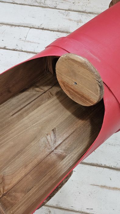 Carro vermelho em madeira