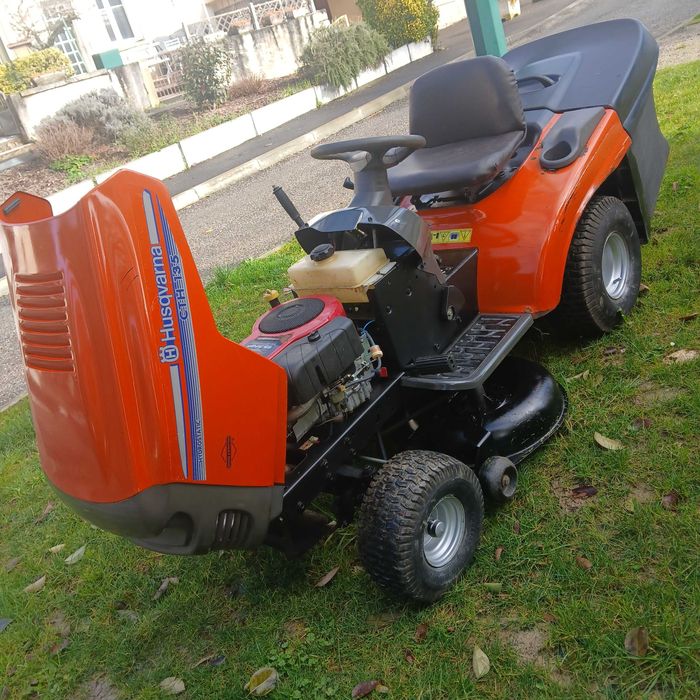 Tractor corta relva ou ervas selvagem