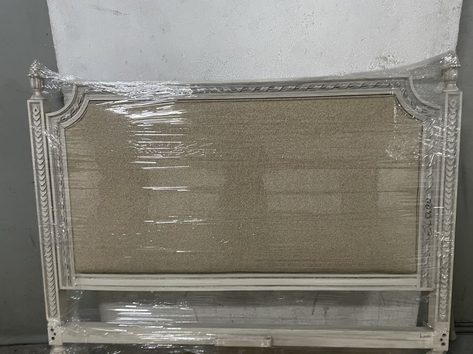 Cabeceira de cama em creme, forrada de novo, 1,50m