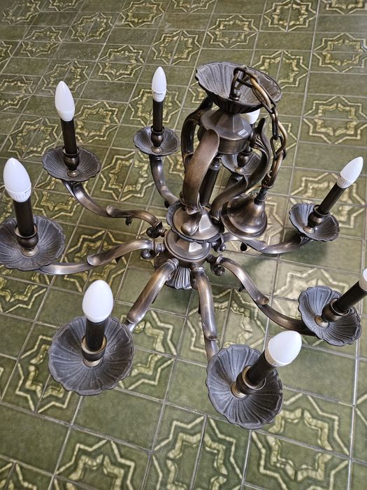 Candeeiro de teto, todo em metal.