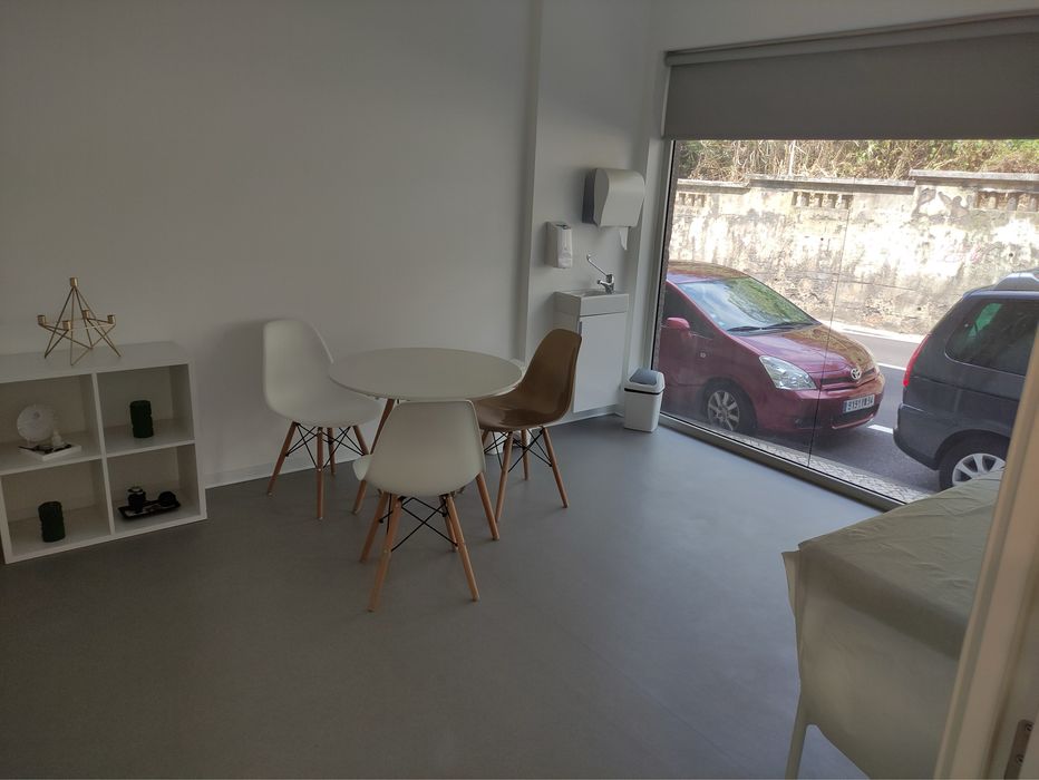 Arrenda-se/Vende-se: Espaço Comercial C/ Montra na Rua Figueira da Foz