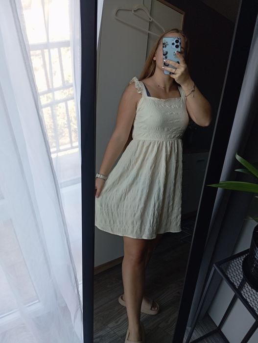 Zwiewna sukienka w kolorze pastelowego żółtego