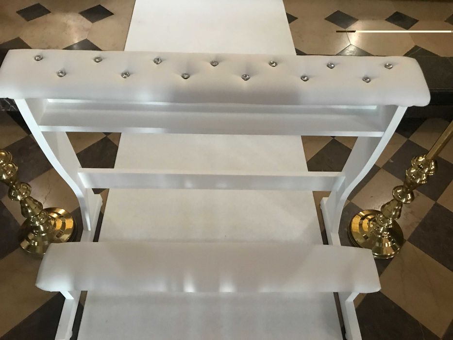 Biały klęcznik dekoracja na ślub