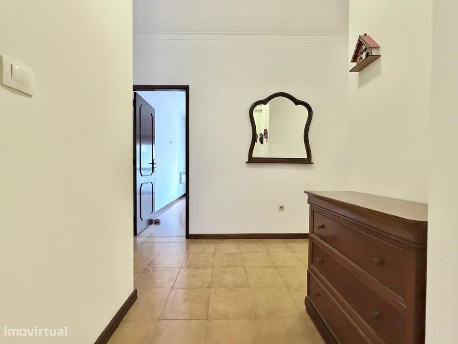 Apartamento T4 para arrendamento, situado na Rua Cândido de Oliveira