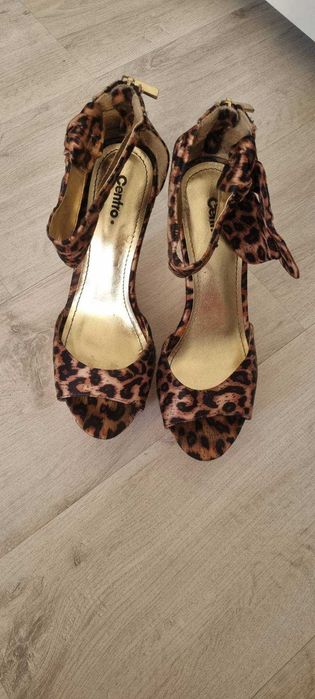 Damskie sandałki na koturnach