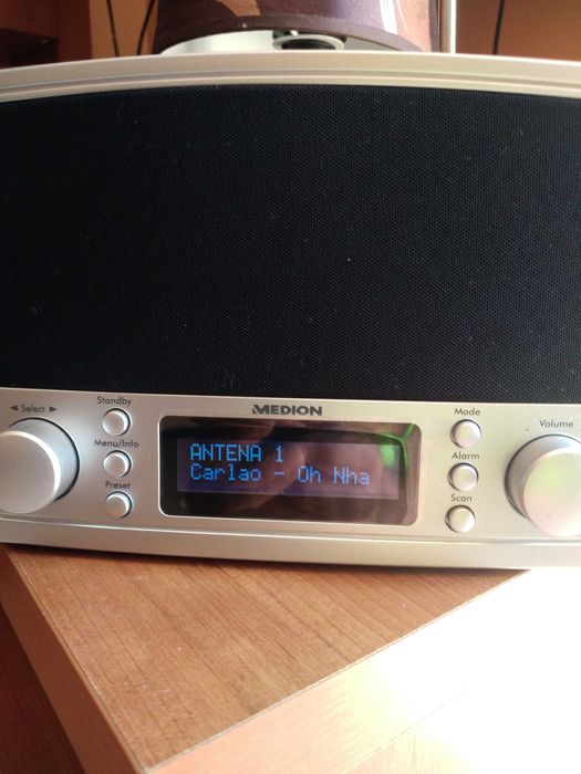 Radio estilo vintage que diz o nome das canções