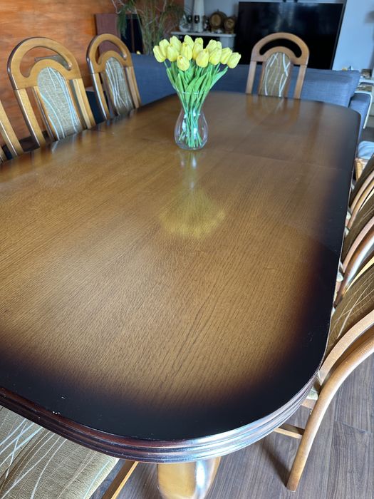 Drewniany stół jadalny