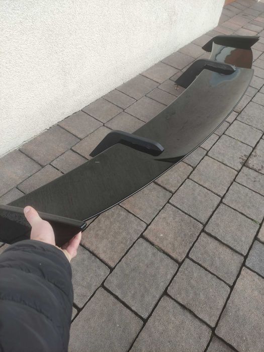 Duży spojler na tył bagażnika