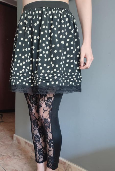 Czarna spódnica w kropki