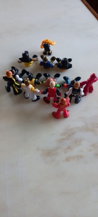 14 figuras super heróis