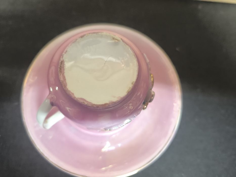 Chávena de Coleção em Porcelana – Relevos e Dourados
Elegante conjunto
