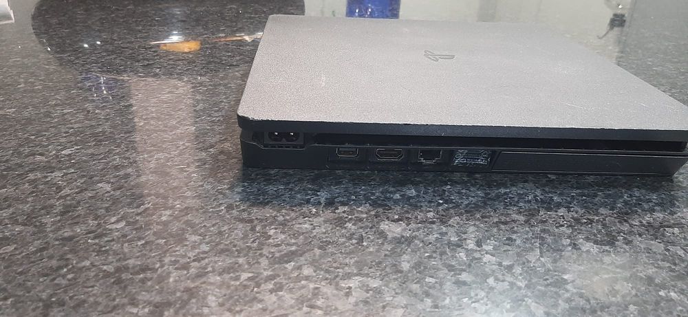 Vendo uma ps4 em bom estado com um comando.