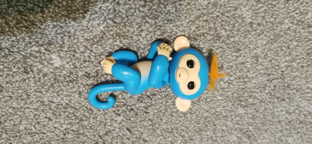 Interaktywna małpka Fingerlings