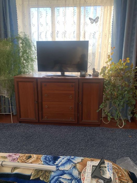 Комод з шухлядами та дверима