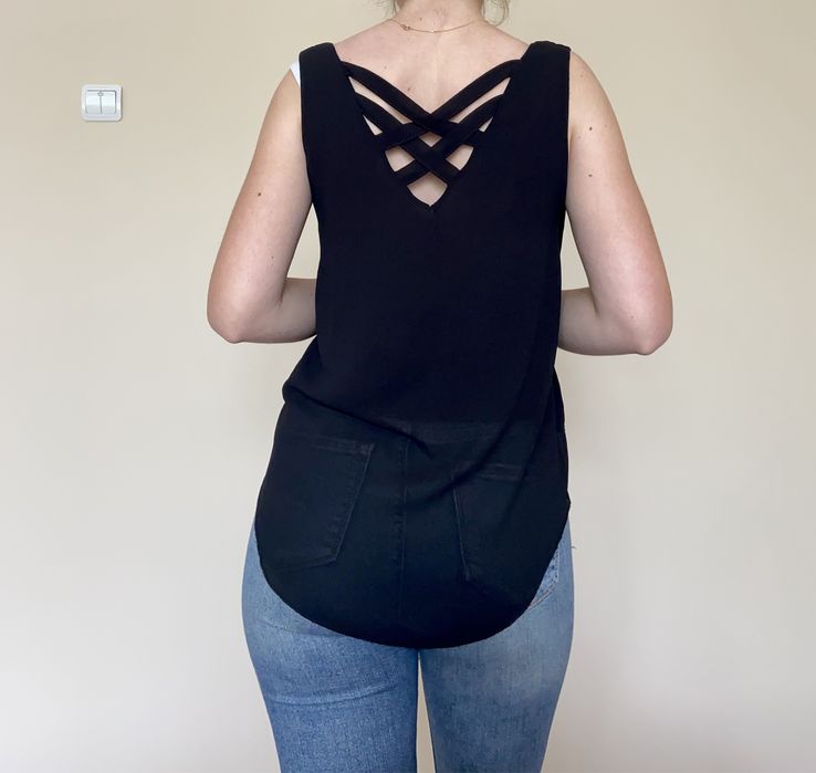 Блузка з вирізом на спині