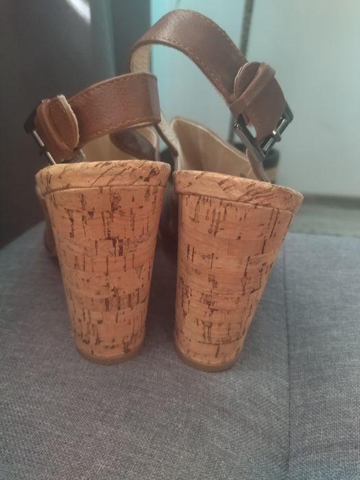Sandałki na klocku Bianco