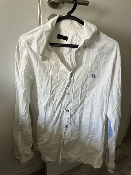 Camisa branca de homem