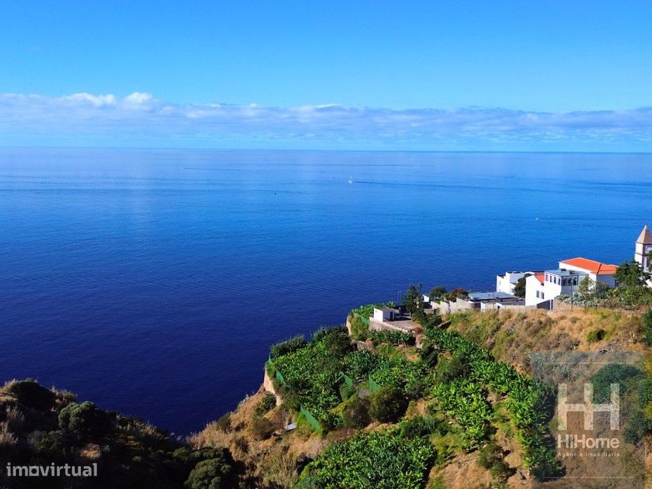 Terreno misto com moradia em ruínas para construção com vista mar