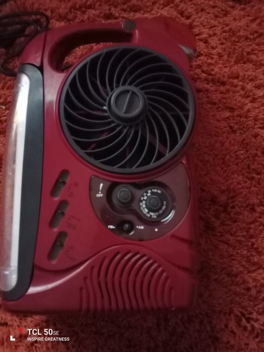 Aparelho antigo com rádio/ lanterna fluorescente/ ventilador .