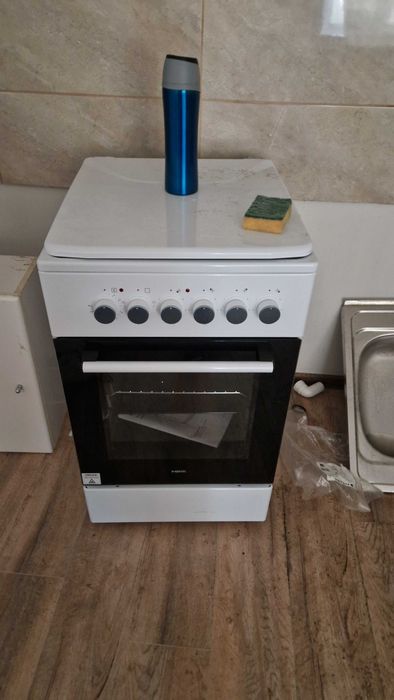 Kuchnia 4 palnikowa elektryczna w pełni nowa
