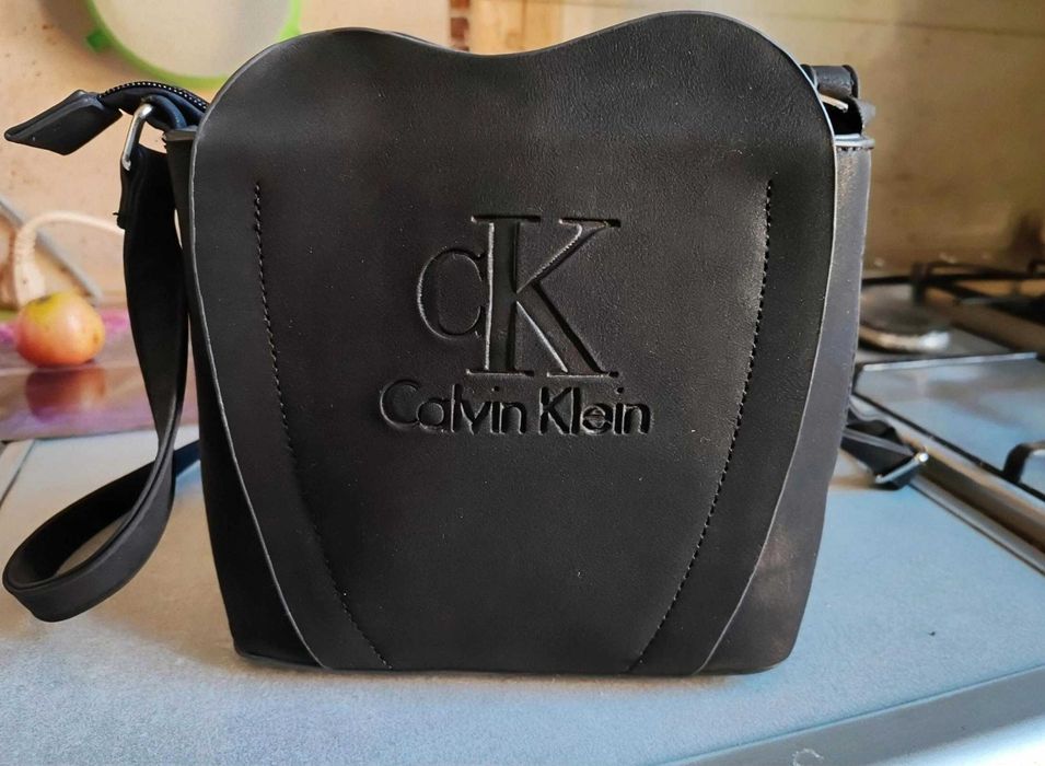 Torebka damska Calvin Klein | Czarna listonoszka z logo cK
