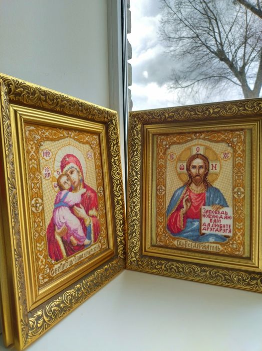 Вишиті хрестиком вінчальні ікони
