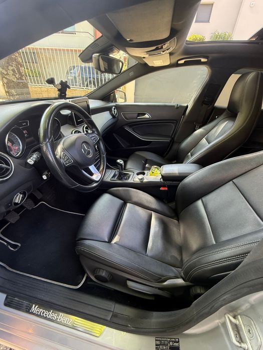 Mercedes CLA 180d Shooting Brake com teto panorâmico
