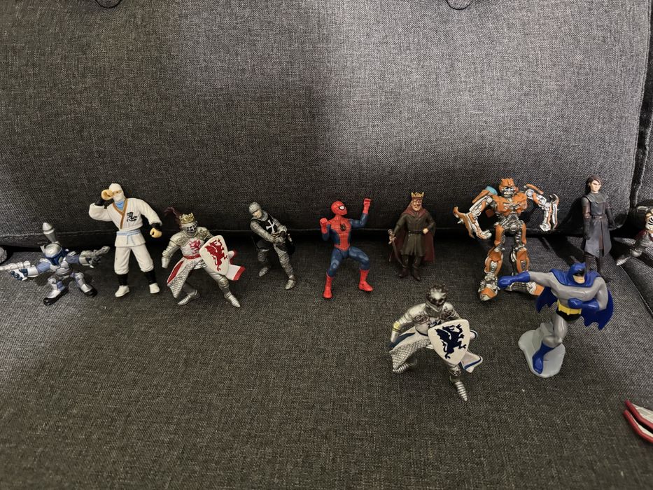 Фигурки разных персоонажей