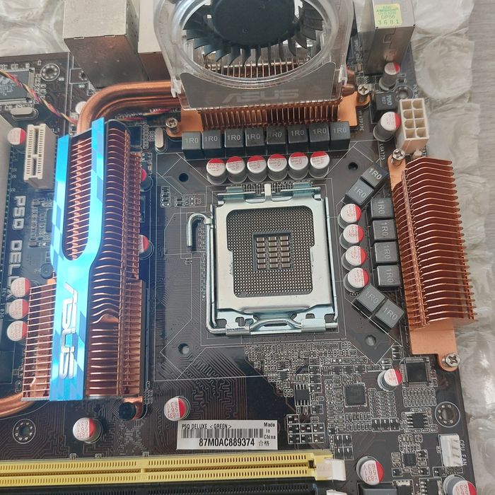 Asus P5Q Deluxe motherboard