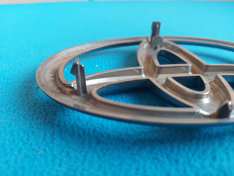 Емблема Toyota Highlander 2007–2013) оригінал кріплення цілі эмблема