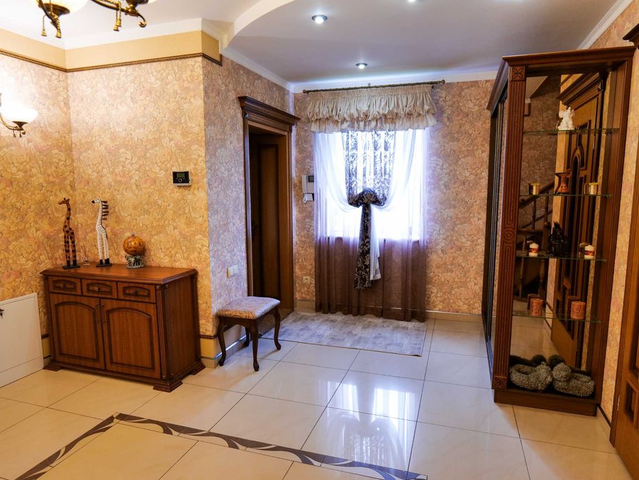 Просторе домоволодіння в передмісті, поблизу лісу!