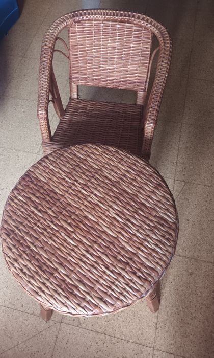 Mesa e cadeira de vimes