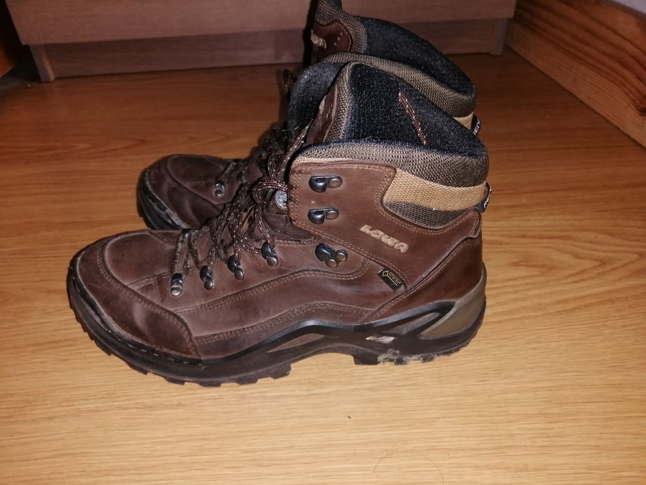 Botas Lowa Nº 46, de pele verdadeira, com pouco uso