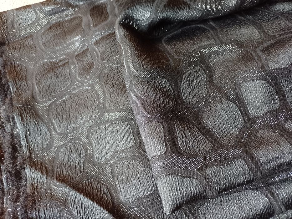 Czarny materiał. Tkanina. Resztki krawieckie. Kupon materiału