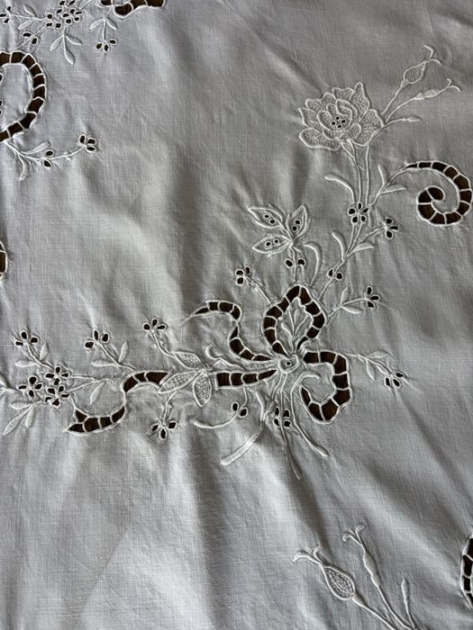 Toalha de mesa linho branco bordado à mão